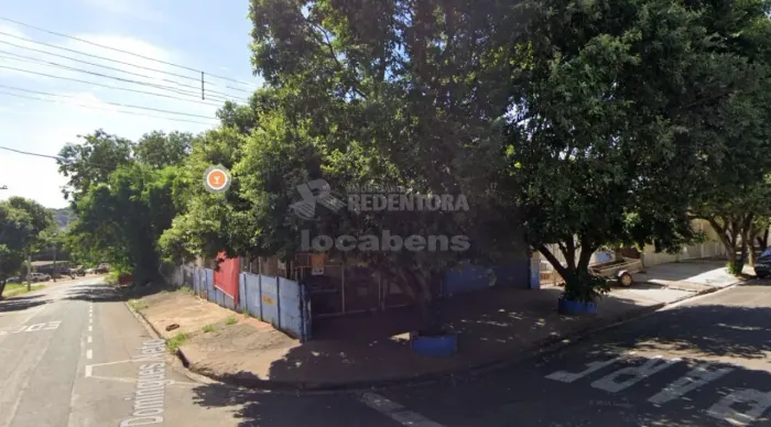 Vila Toninho - Casa em Lote de 450 m² e área construída de 98,20 m² em Esquina