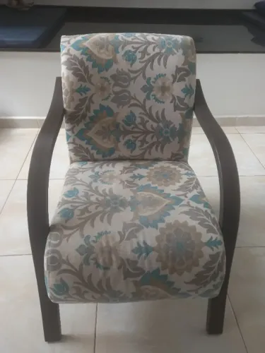 Poltrona em tecido com estampa floral e madeira