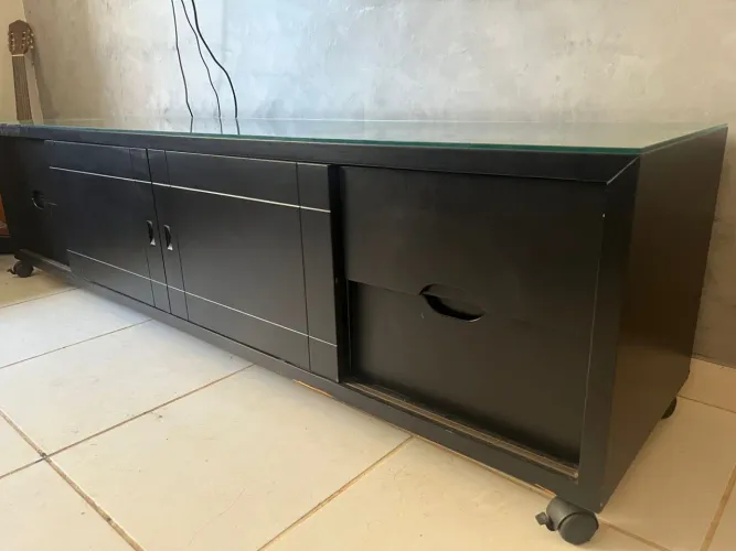 Rack/Painel baixo preto com tampo de vidro