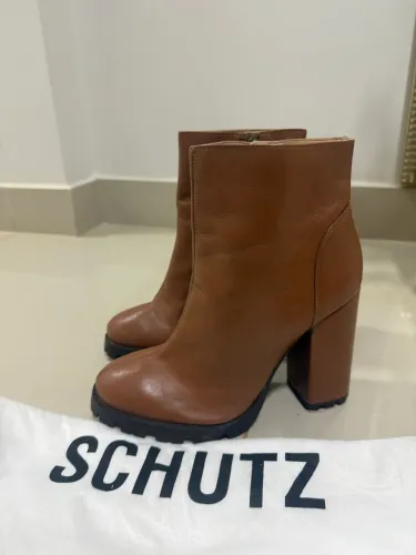 Bota Schutz couro caramelo 38