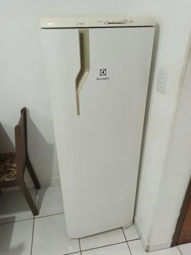 Geladeira Electrolux RDE33 - 240L - 127V - NOVÍSSIMA!