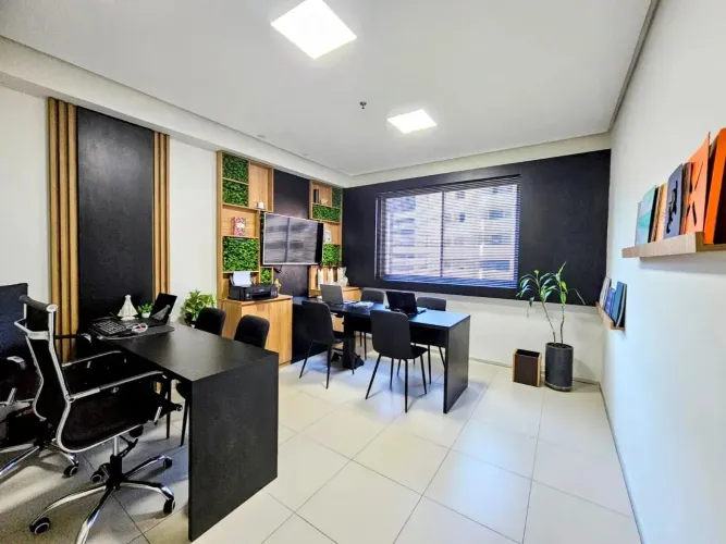 Sala Comercial de Alto Padrão em Ponta Verde  Totalmente Mobiliada e Decorada