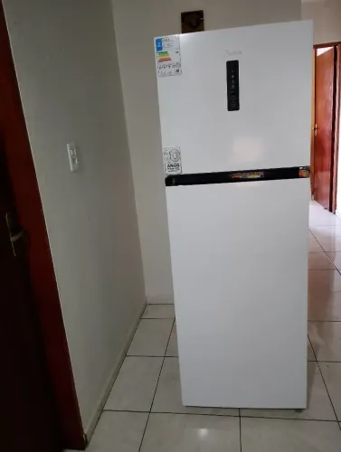 Geladeira Midea 437 litros com 9 meses de uso