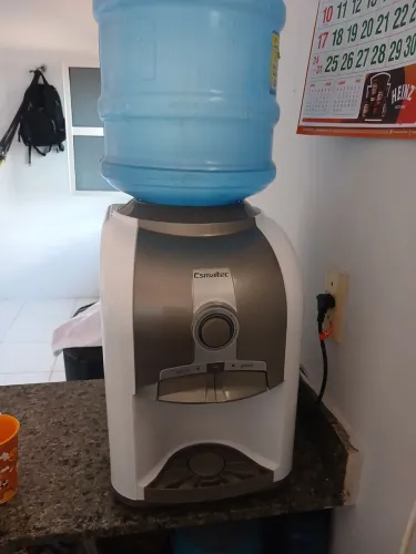 Vende se um gelagua esmaltec