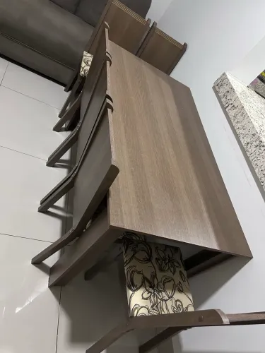 Mesa com 6 cadeiras
