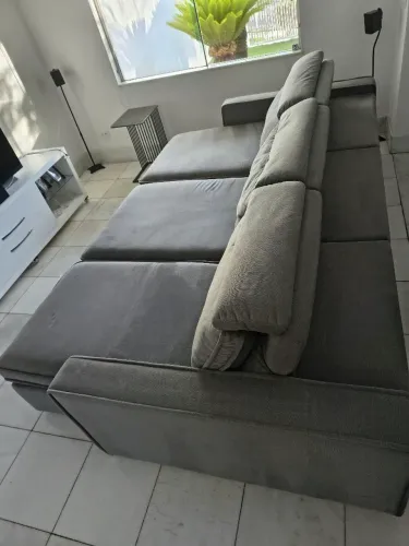 Sofá chaise côr CINZA claro, 3 lugares retráteis, encosto com dispositivo de inclinação.