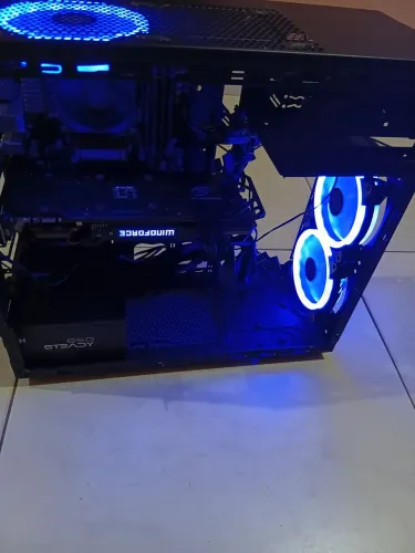 Computador gamer rodando vários jogos