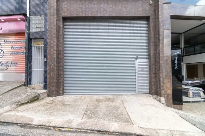 Prédio comercial na Avenida da Barreira Grande, 1837 180 m²