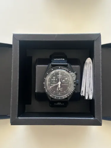 Omega x Swatch Mission to the Moonphase ?New Moon? (Snoopy Preto)