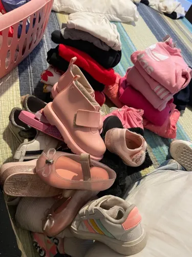 Lote de bebê menina, roupa e calçados