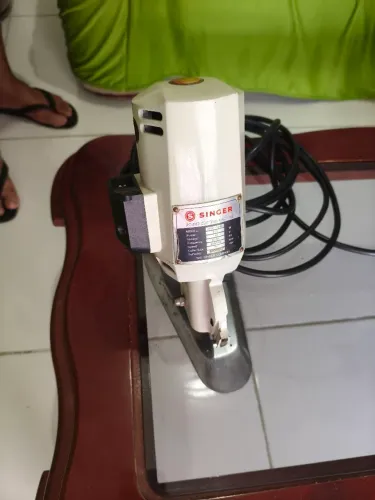 Máquina de cortar tecido singer