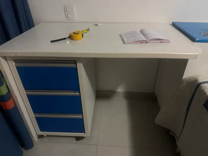 Vendo cabeceira de cama com baús e prateleiras 