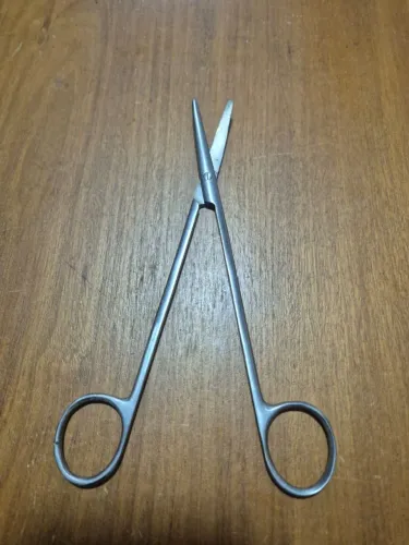 TESOURA CIRÚRGICA VETERINÁRIA - CURVA 17 CM ROMBA