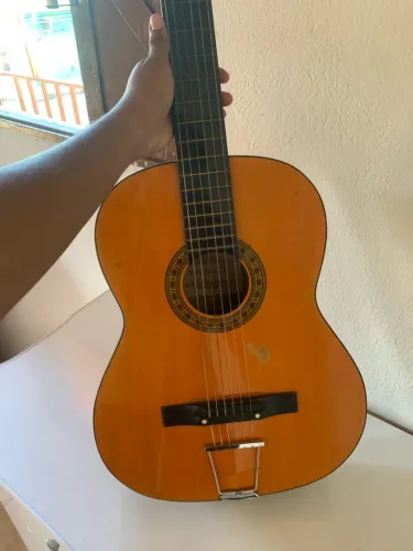 Violão usado.