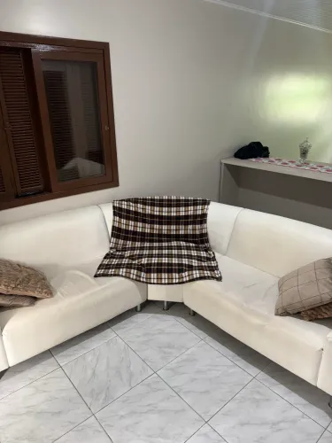 Sofá 3 lugares branco, confortável e espaçoso. Ótimo estado! R$ 700. ?