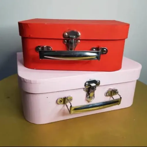 Maletas decorativas. Feitos com MDF. Bem conservadas. 30 reais cada.