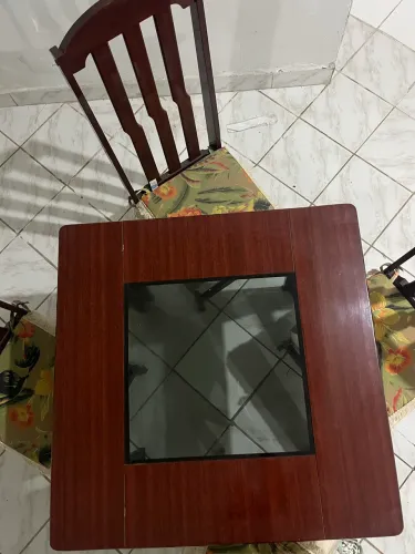 VENDE-SE MESA DE VIDRO COM 4 CADEIRAS
