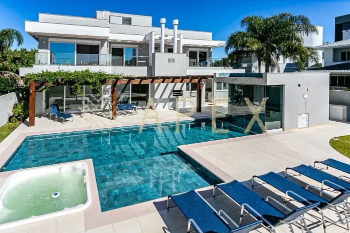 Casa para aluguel com 700 metros quadrados com 5 quartos..