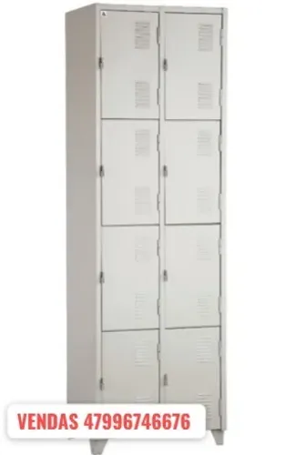 guarda volume com 8 portas pequenas