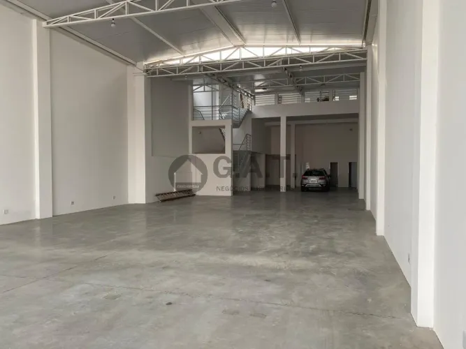 Galpão Comercial para Locação em Sorocaba-SP, no Bairro Parque São Bento: 2 Banheiros, 6 V