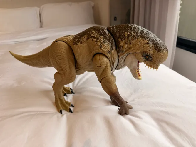 Dinossauro Jurassic World Rebirth Distortus Rex da Mattel articulações e efeitos sonoros