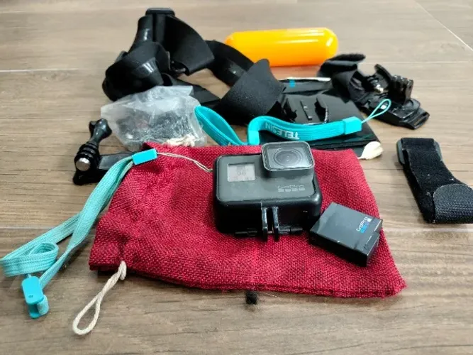 GoPro Hero 5 Black - com vários acessórios e bateria extra