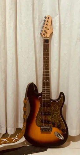 Guitarra Stratocaster Sunburst Giannini + Amplificador Meteoro MG10 + acessórios