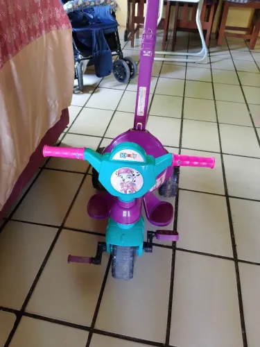 Triciclo de bebê feminino 