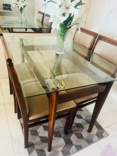 Mesa com 4 cadeiras e tampa de vidro