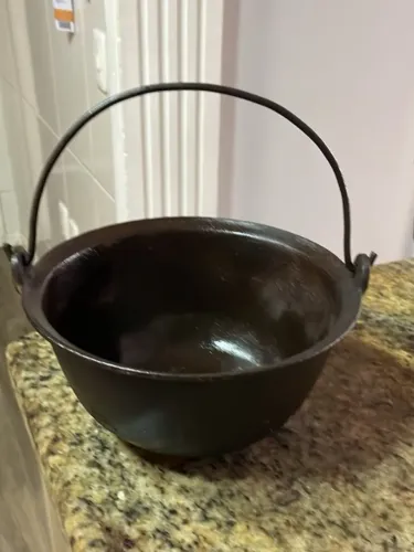 Antiga panela polenteira de ferro fundido