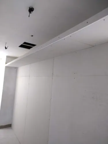 Trabalho de drywall com pintura