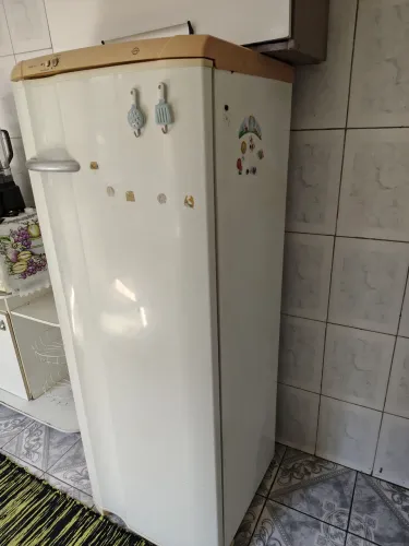 VENDO GELADEIRA ELETROLUX SEMI NOVA EM ORIMO ESTADO TEM Q VIM RETIRAR
