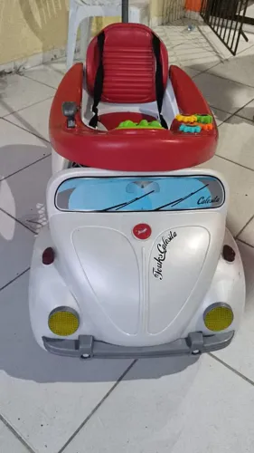 Carrinho de passeio para criança, tipo Fusca, marca calesita
