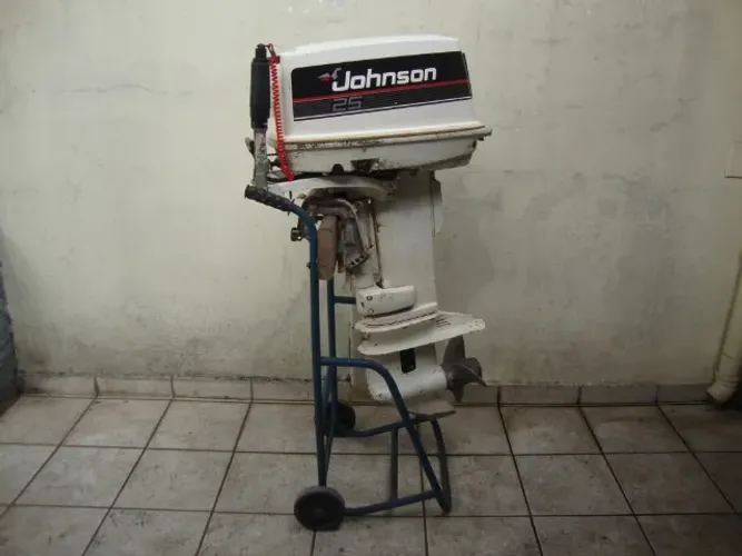 Motor de Popa Marca Johnson 25 HP (Revisado)