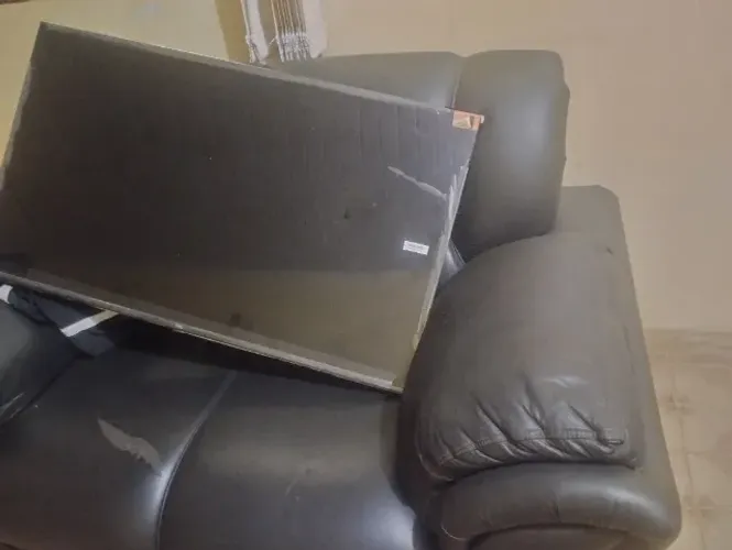 vendo SmatTV 43 polegadas Nova, TCL apenas tela quebrada, pra concerto ou retirada de peça