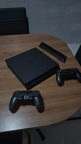 PlayStation 4 Slim 500GB + 2 controles