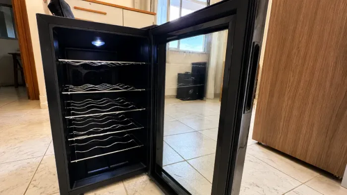 Adega Climatizada Suggar 18 Garrafas - Pouco Uso | Painel Touch e LED