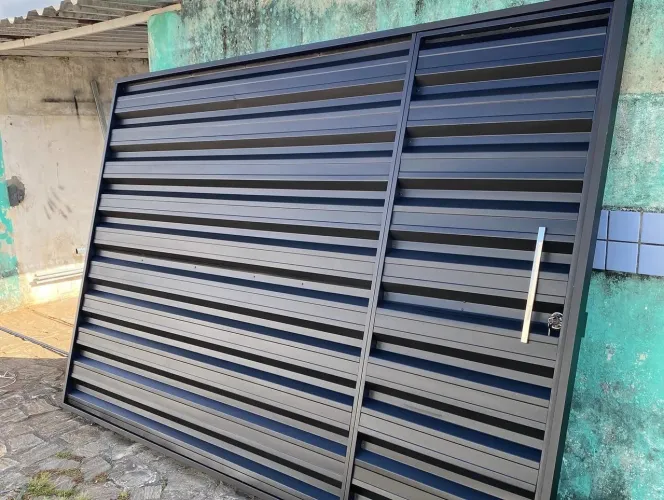 Portão de garagem galvanizado