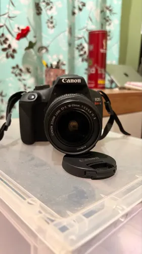 Canon EOS Rebel T7 com lente 18-55mm