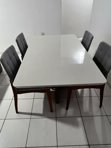 Mesa retangular com base madeira clara e tampo de madeira laqueada com vidro offwhite