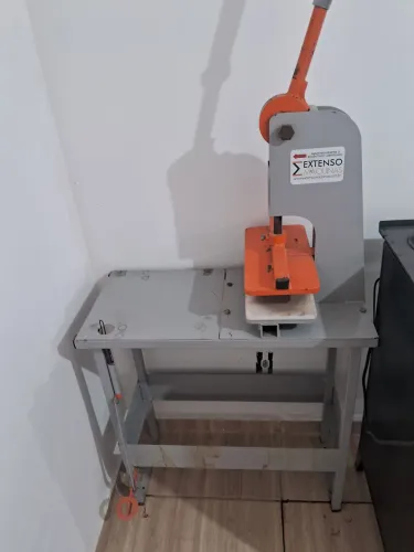 Máquina de chinelo e estampa