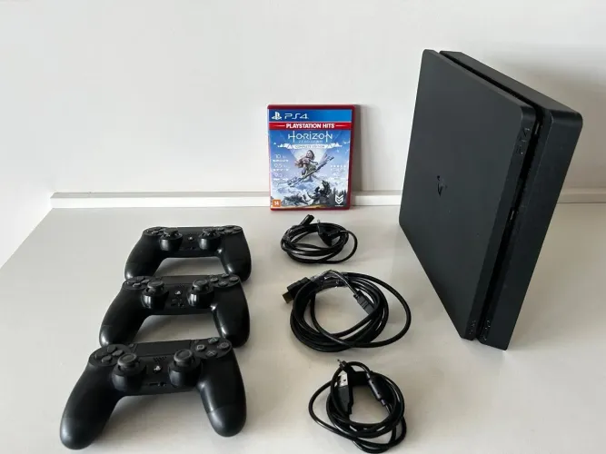 PlayStation 5 com 3 controles e 1 jogo