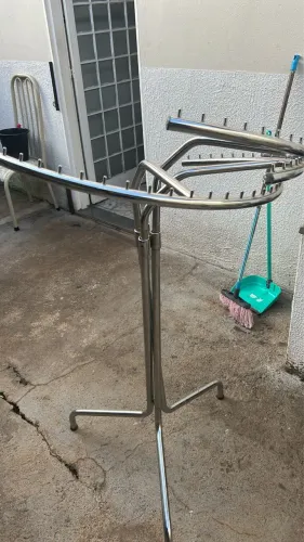 Arara Expositora Giratória para Roupas em Aço Inox