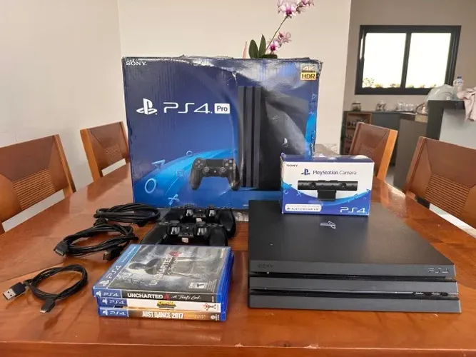 PS4 Pro 1TB + 2 controles + Camera + 3 Jogos