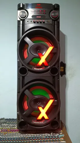 Caixa de som amox semi nova 