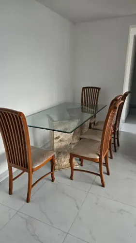 Mesa de vidro com quatro cadeiras