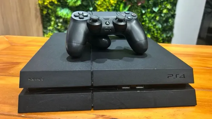Playstation 4 FAT, 500 GB, com 2 controles.