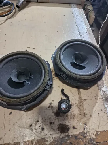  2 Autofalante e um Twitter. Funcionado 4 ohms 