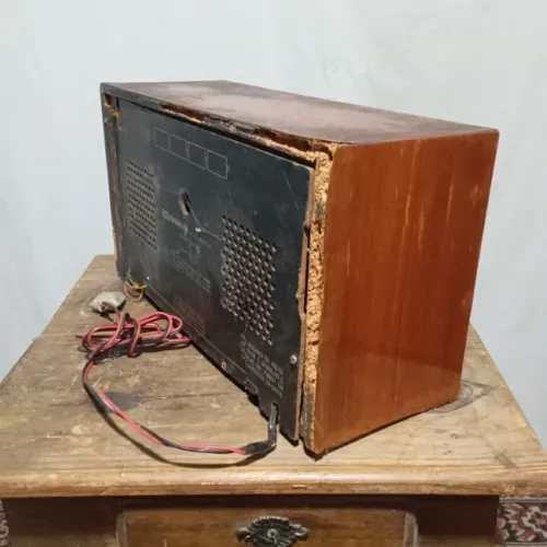 Antigo rádio em madeira para restauro