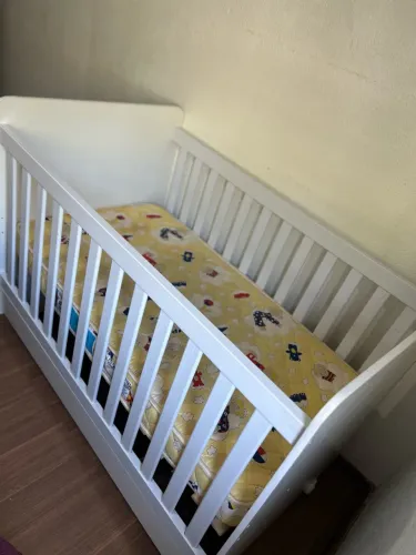 Berço com colchão e bebê conforto